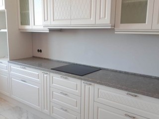 Белая кухня с кварцевой столешницей