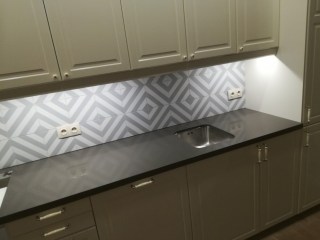 Светлая кухня со столешницей из кварцевого агломерата