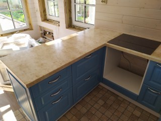 светло желтый камень с разводами