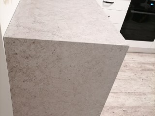 нога до пола из искусственного камня