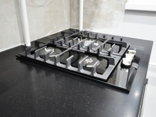 Газовая варочная панель на столешнице из кварцевого агломерата