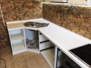Столешница на кухню из акрилового камня